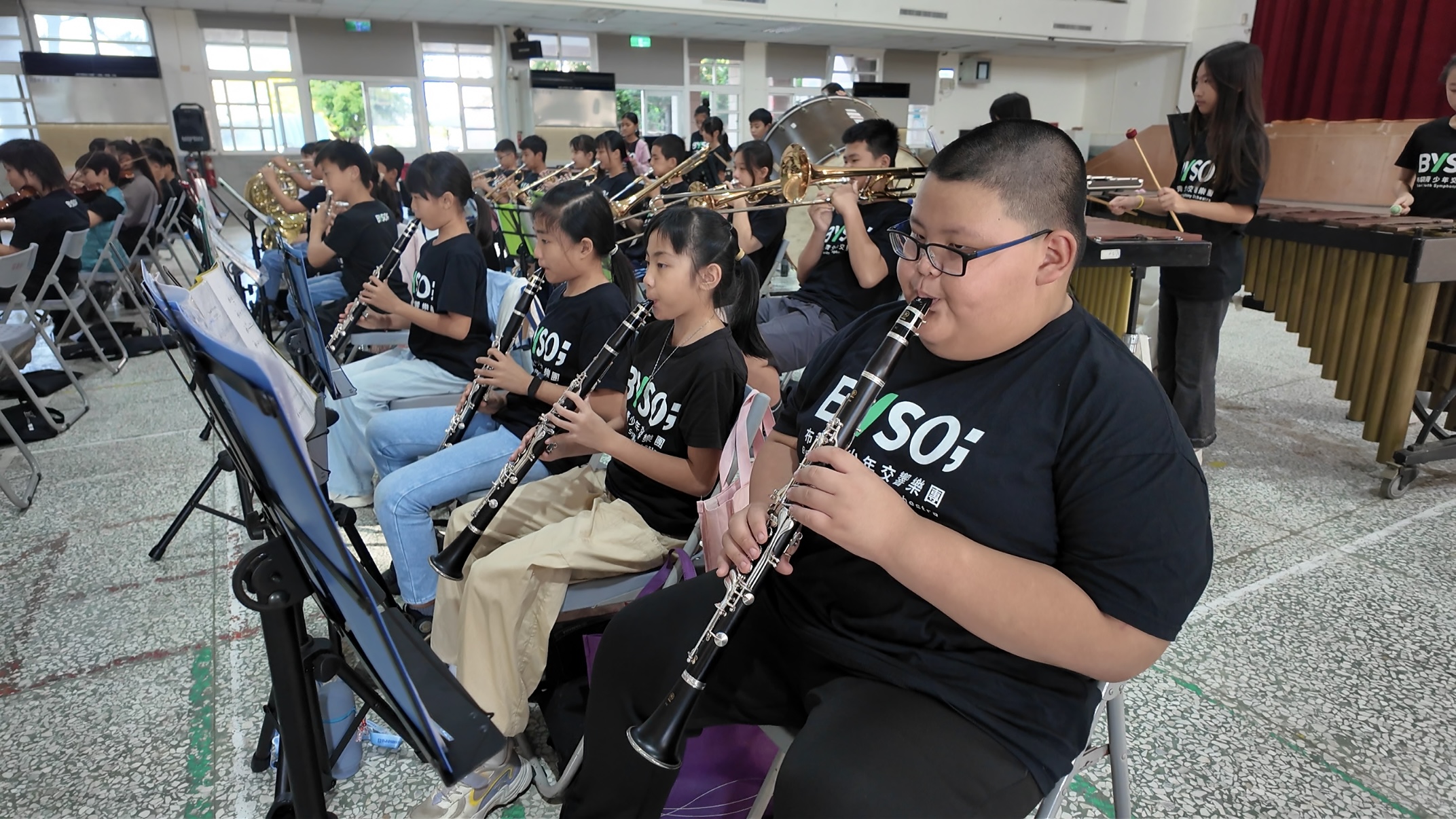 布袋青少年交響樂團團練情形,孩子們透過合奏培養默契與自信。(右一:蔡達宥小朋友)圖/台灣科藝文教協會提供