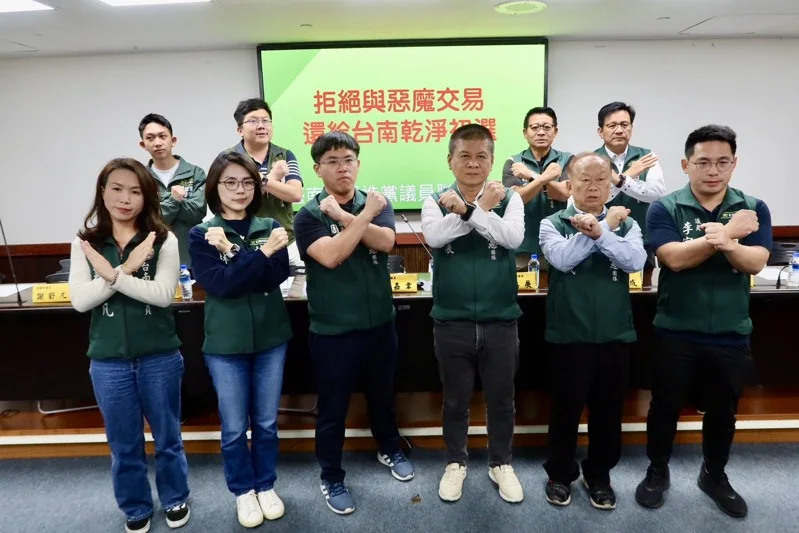 台南市議會民進黨團議員召開記者會，質疑陳亭妃與南市議員蔡育輝在柳營奇美醫院旁的停車場涉及私利上的結盟。圖／南市議會民進黨團提供