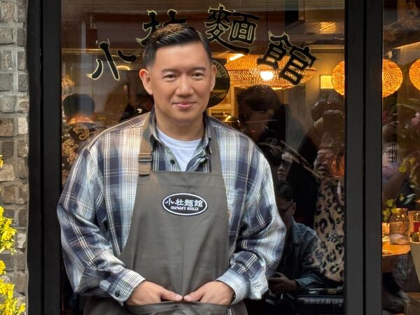 杜汶澤日前宣布麵館的一日收益將捐給余家家屬。(圖/翻攝杜汶澤臉書)