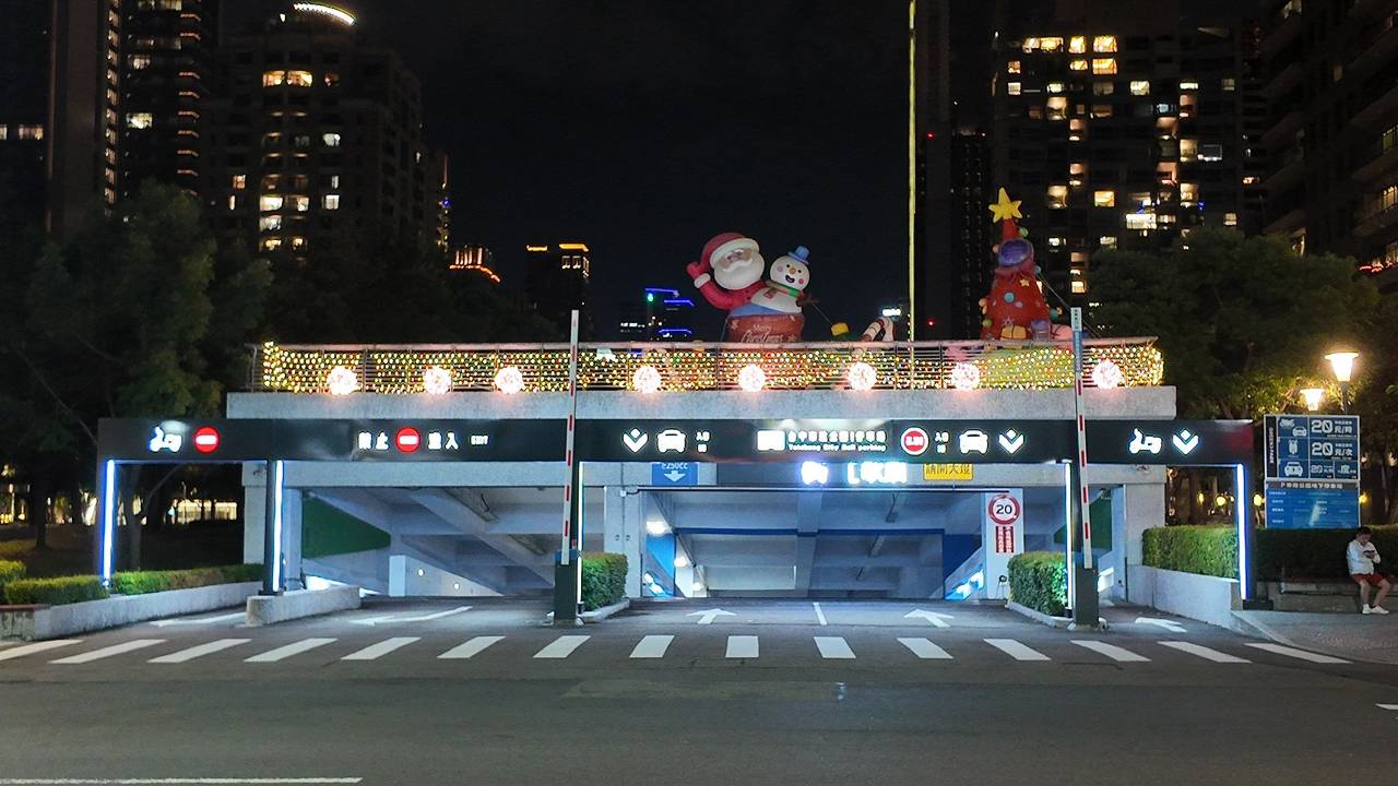 城市角落閃亮登場！　耶誕老人與麋鹿點亮平凡城市角落