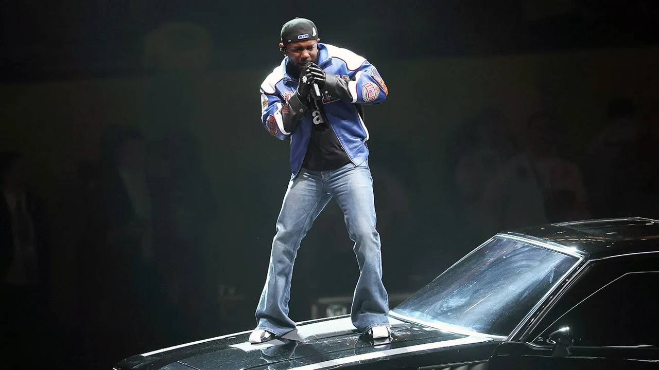 2025時尚新聞回顧!從 Kendrick Lamar超級盃穿的喇叭褲,到Taylor Swift 訂婚全是今年重要註解