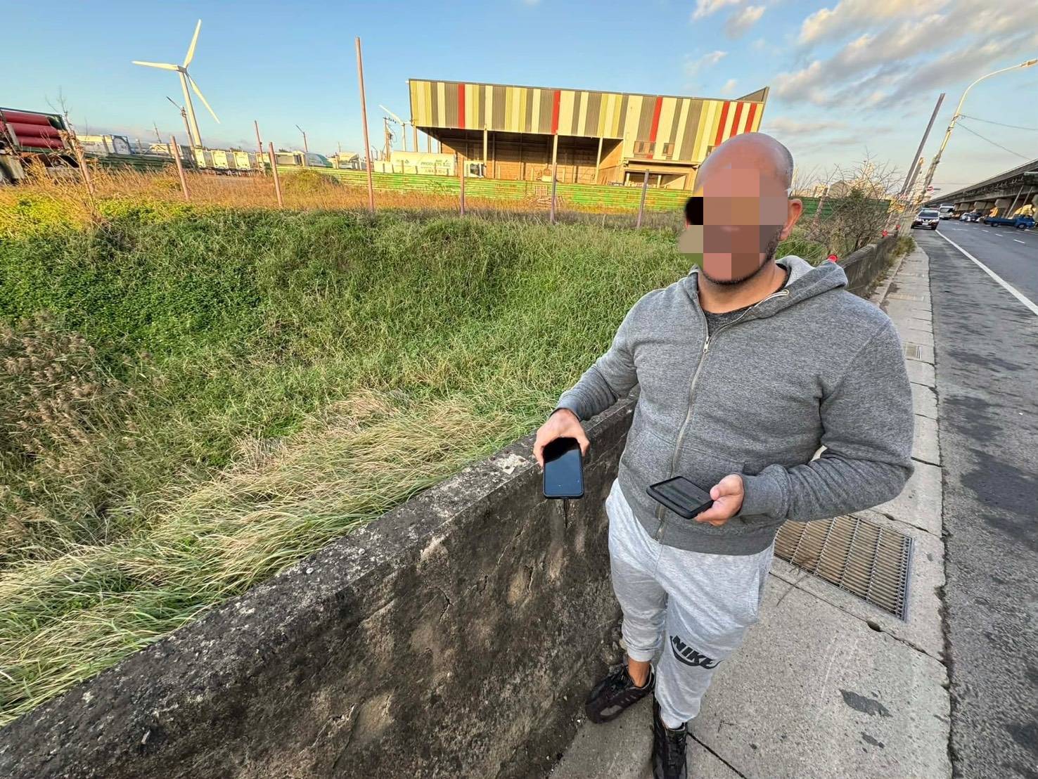 英籍男手機不翼而飛 大園警流利英文伸援 408431 0