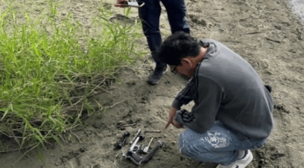 海巡署偵防分署花蓮查緝隊於花蓮美崙溪橋下查獲手槍一把及槍枝零組件。(海巡署提供)