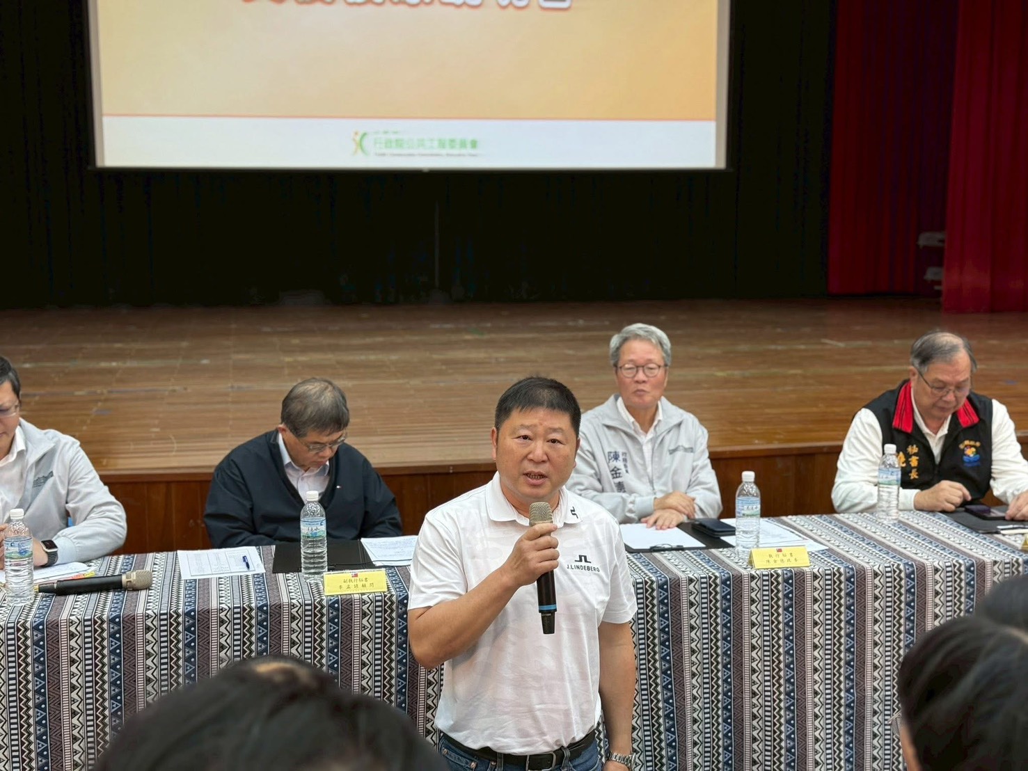 張峻(圖中)當場向中央提出多項建言,呼籲從300億元重建經費中撥出30億元補助民眾財損,並要求花蓮縣政府儘速於115年度總預算中編列光復災區重建經費。(圖/記者 趙靜姸翻攝)