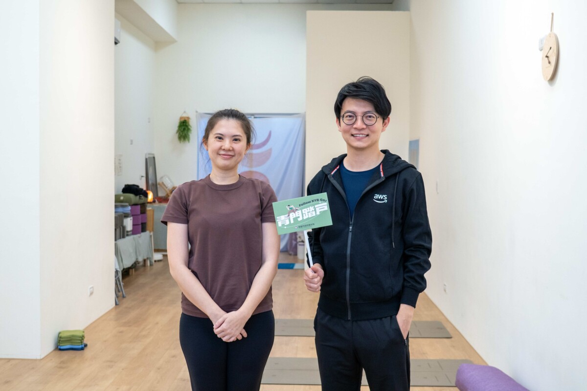 ▲青年局長林楷軒（右）日前訪視位於楠梓區的青創店家「根瑜伽工作室」，並與負責人蔡雯軒（左）交流品牌創立理念與經營歷程。