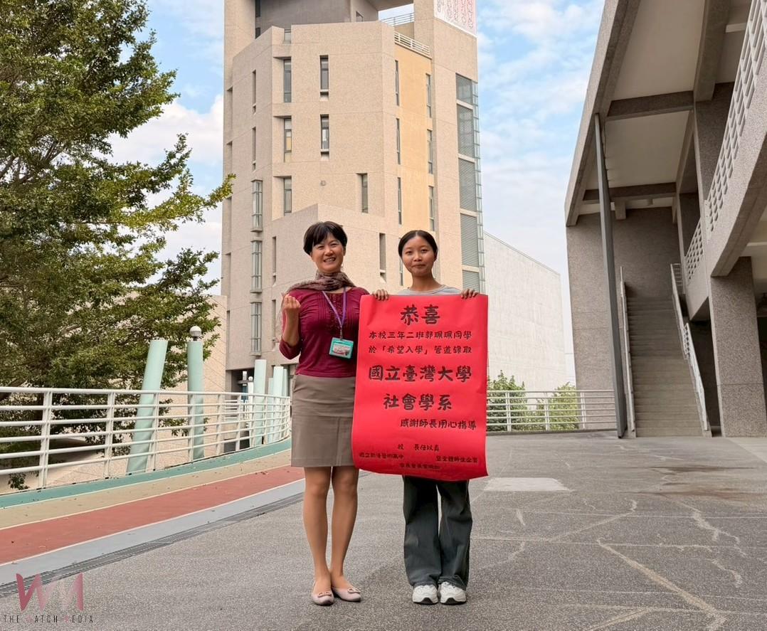 國立新港藝術高中新二代學生郭珮珮(右)憑錄取國立臺灣大學「希望入學」社會學系,成為創校以來,首位經由此管道進入全台最高學府的學生,任以真校長(左)特予鼓勵。