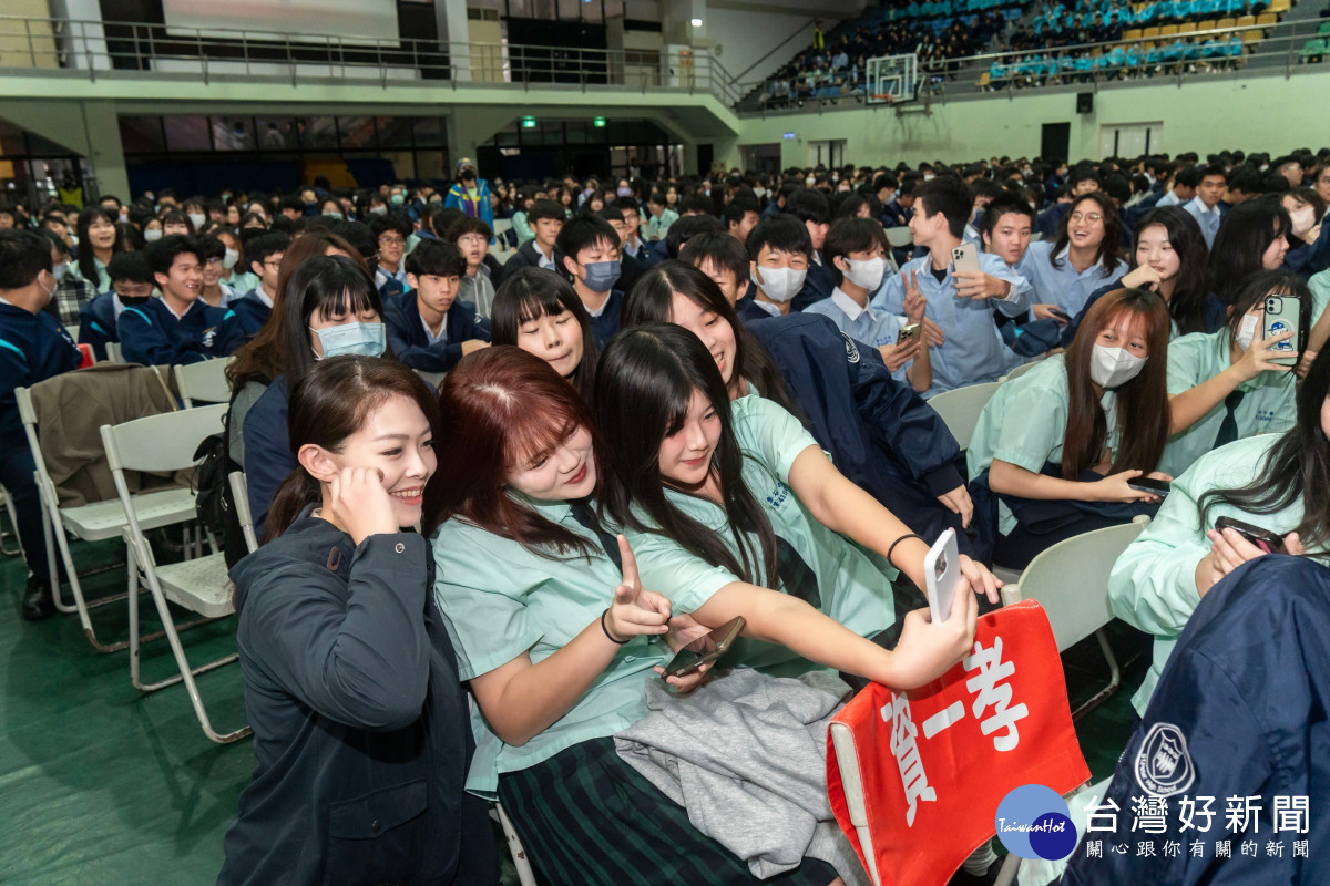 高虹安市長與學生開心互動。