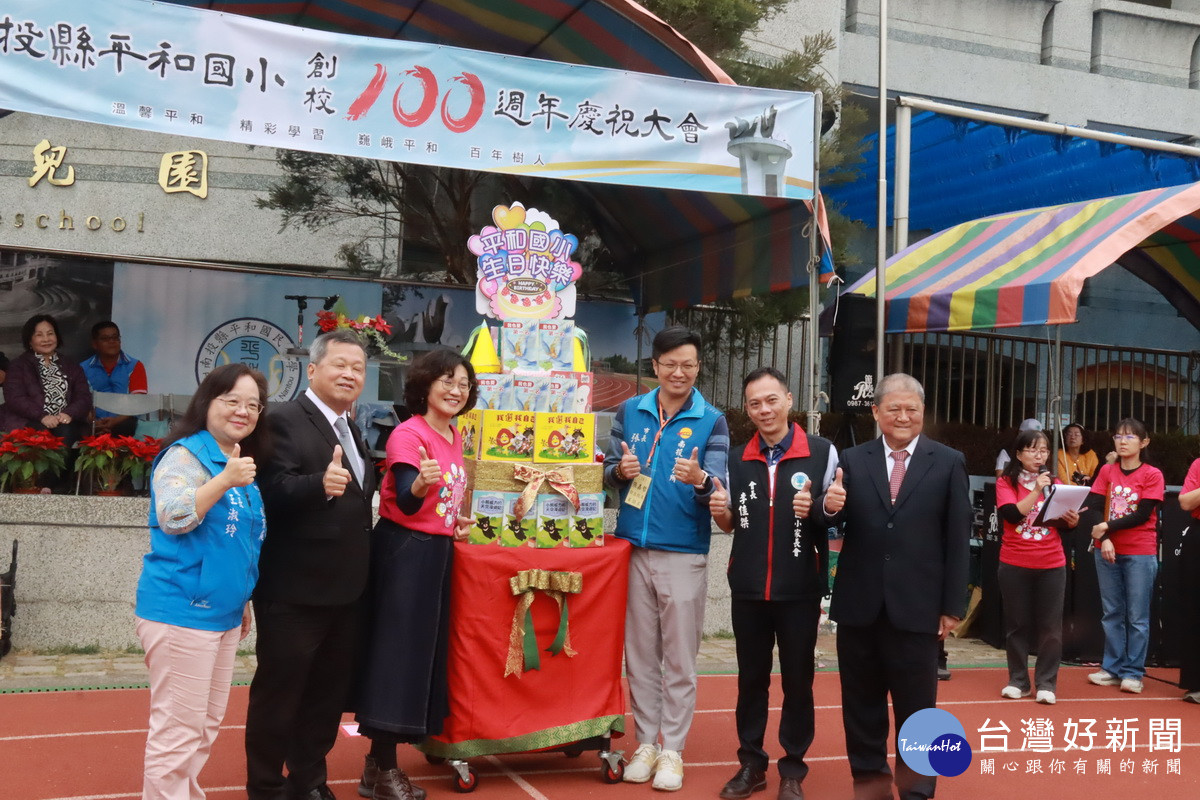 平和以愛閱書香城堡替代慶生蛋糕。（記者扶小萍攝）
