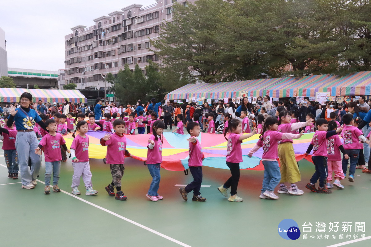 幼兒園氣球傘歡樂登場撐起大氣球。(記者扶小萍攝)