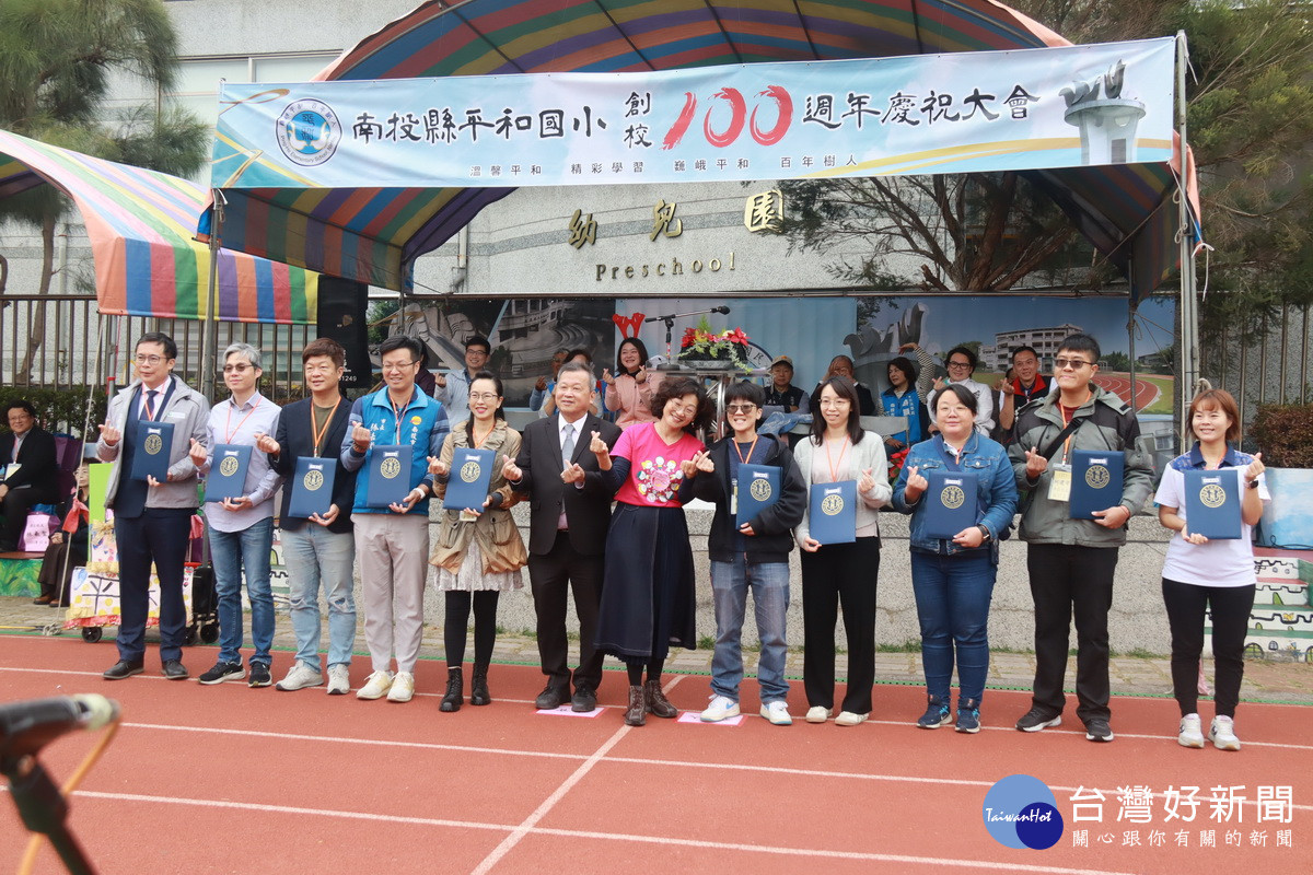 表揚南投市長、名間鄉長等20多位傑出校友。(記者扶小萍攝)