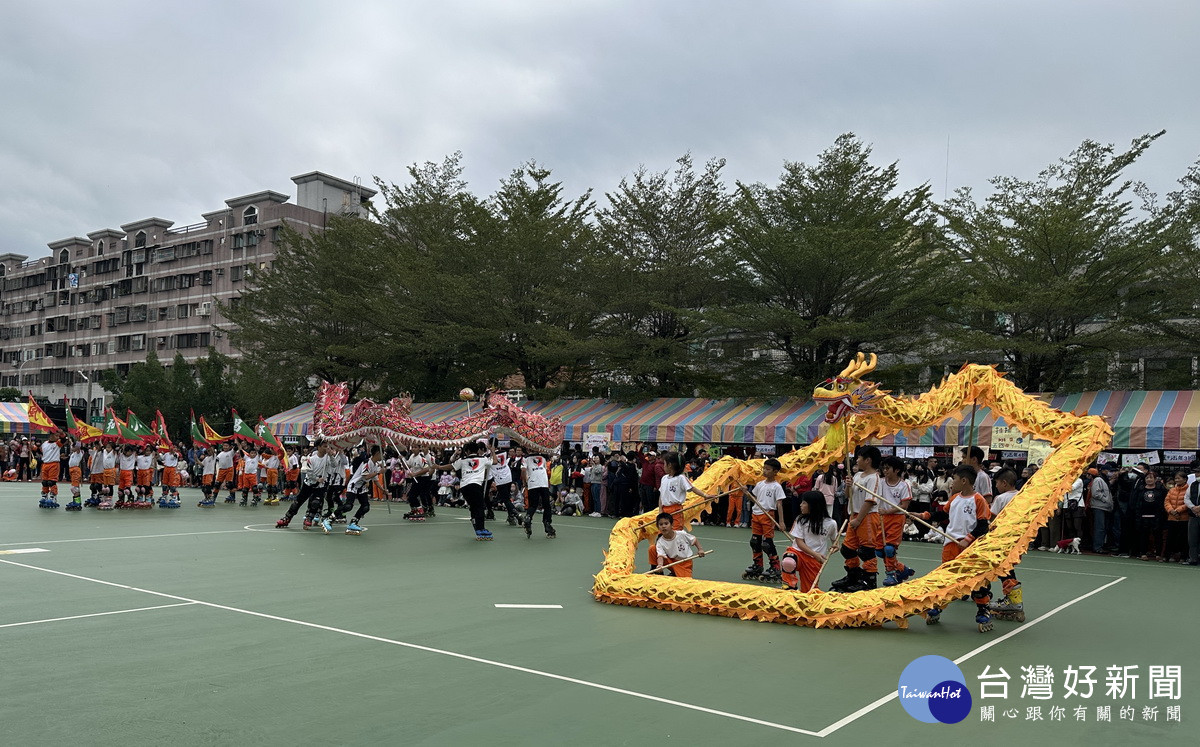 直排輪社團結合校友團演出百年慶。(記者扶小萍攝)