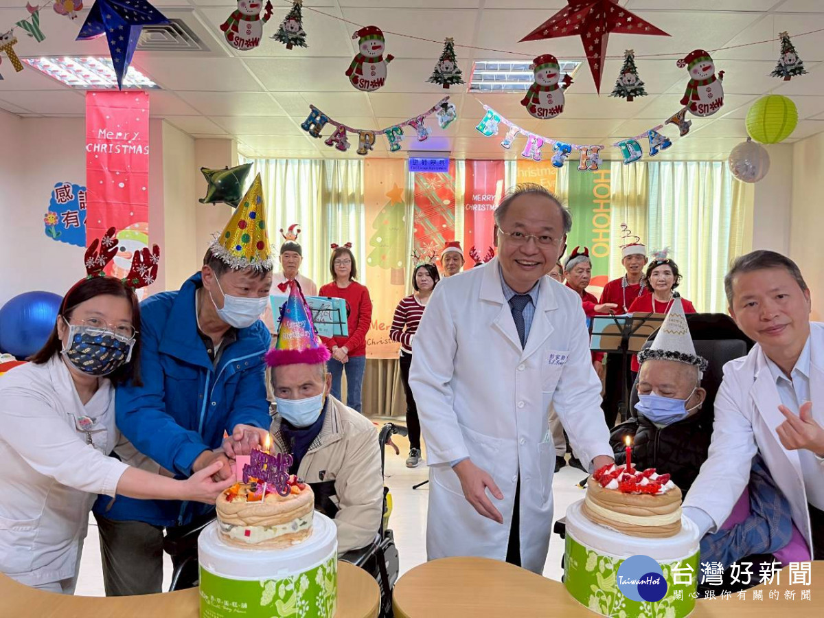 彭家勛院長(前排右3)與壽星及家屬一同切蛋糕，祝福長輩身體健康、生日快樂