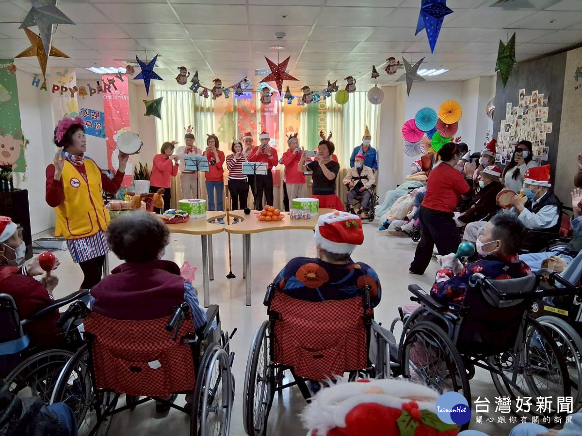 長輩與表演團體一同歡慶佳節，臉上滿是幸福笑容