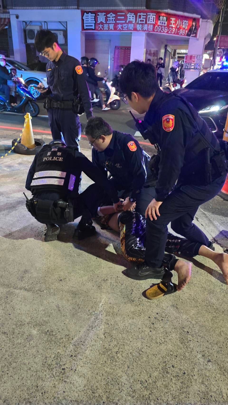 轄區警方獲報後於1分鐘內趕抵現場,當場將林男制伏帶回偵辦。