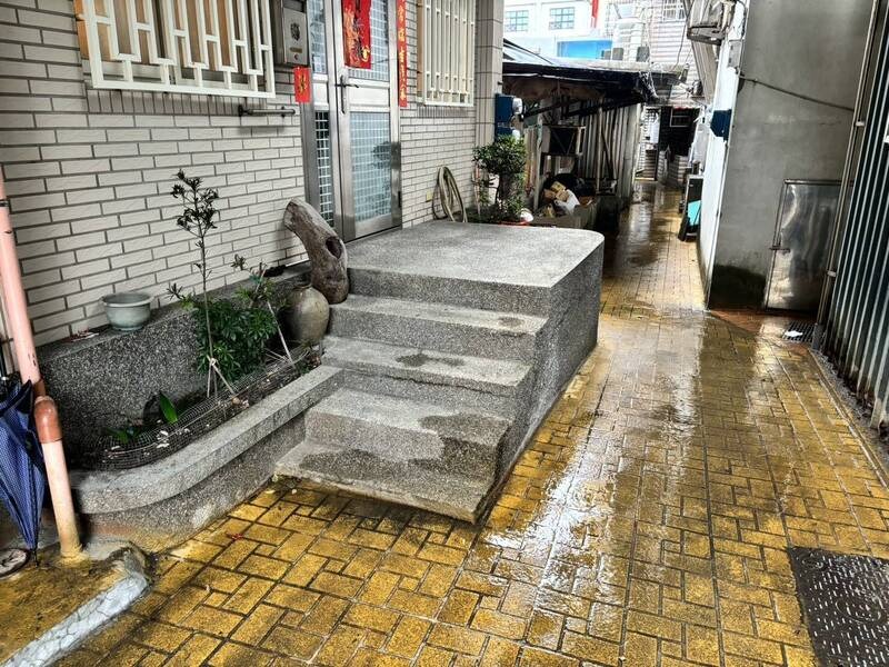 新北市瑞芳區明燈路三段1處民宅前,今(25)日早晨7時許驚傳砍人案件。