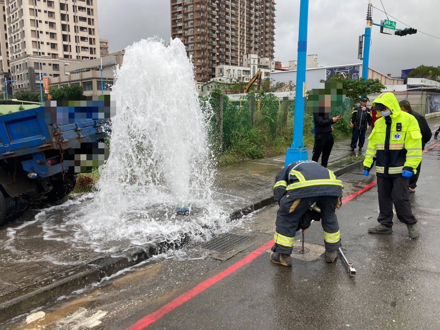 25歲黃姓男子駕駛自用小貨車直行時，受到前方1輛違規迴轉的多元計程車驚嚇，情急避讓導致車輛失控撞斷路邊消防栓，造成自來水大量噴湧而出
