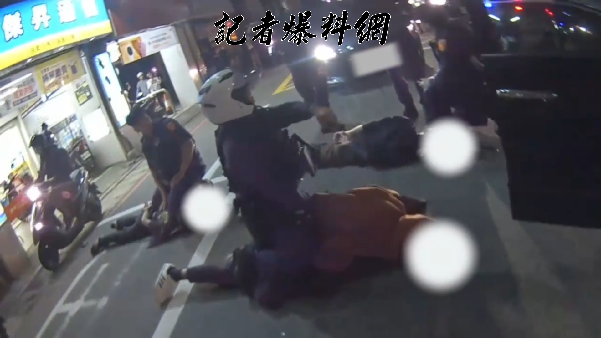 55歲鄭姓男子毒駕搭載3名友人,因行車搖晃遭警方攔查,鄭男竟拒檢加速逃逸,最終在警分局大門口前被強行攔下,警方將車上4人全數逮捕。