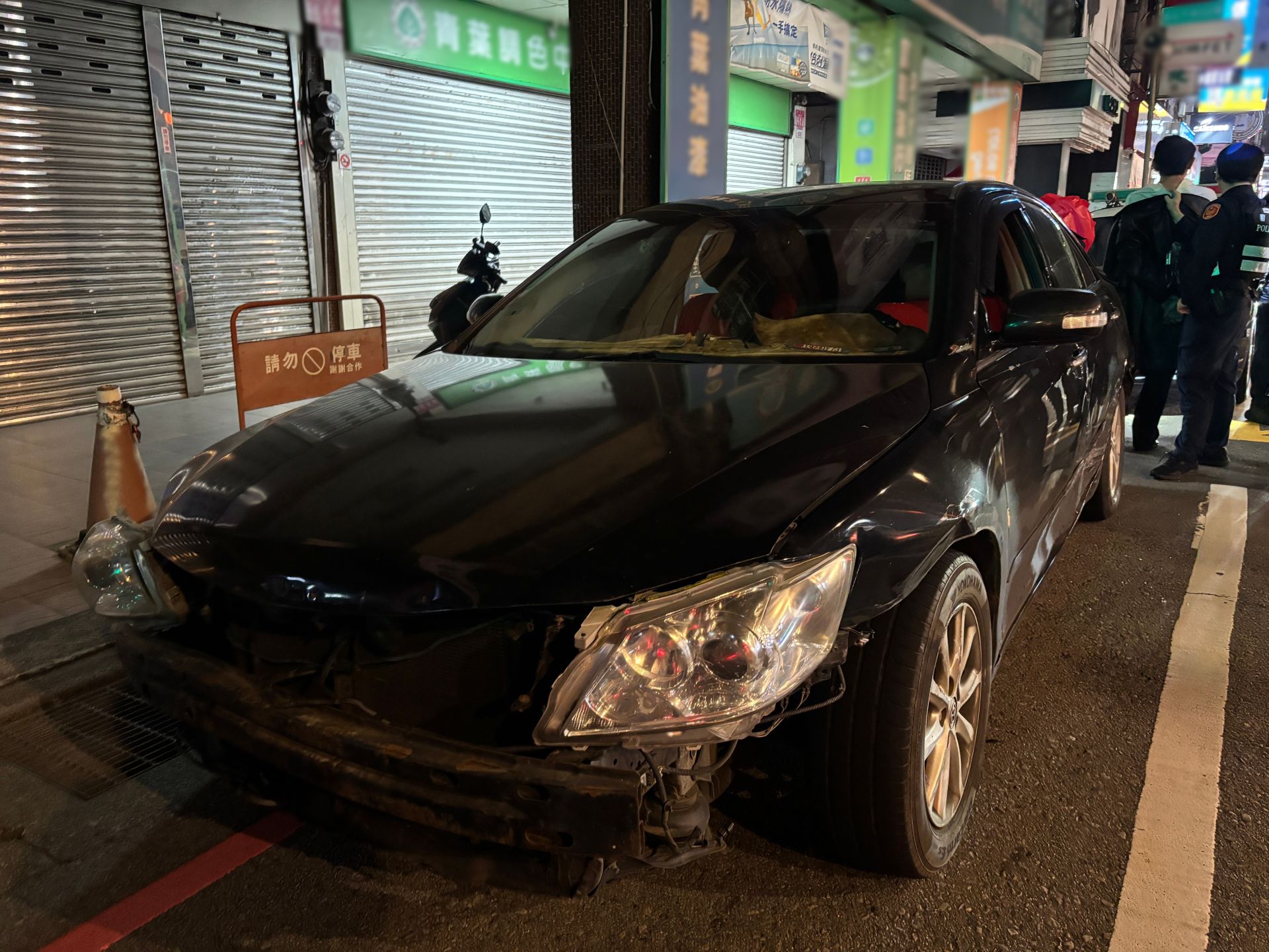 鄭男拒檢加速逃逸,過程中不但衝撞警車,還波及另1輛民間轎車並肇事逃逸。
