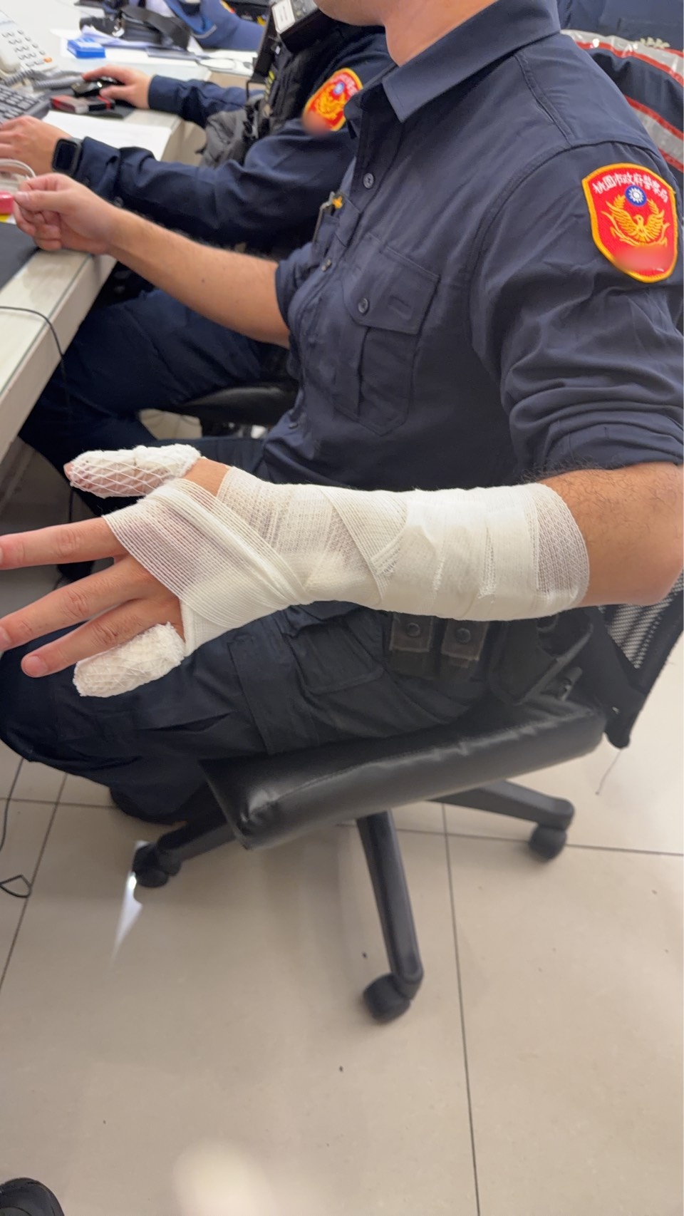警員吳晉伊不慎被碎玻璃割傷左手掌,所幸經送醫包紮後並無大礙。
