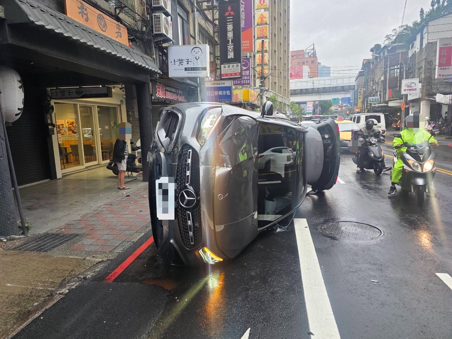 47歲何姓女子駕駛賓士GLA休旅車行經板橋區漢生西路一帶時，車輛突然失控碰撞路旁的台電電箱，導致車輛當場側翻在路中央。