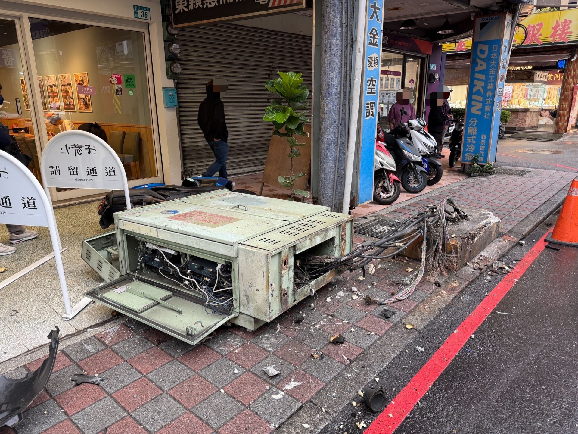 何女向警方供稱，當時開車行經該處時因一時恍神，才不慎偏離車道碰撞路邊電箱釀禍。