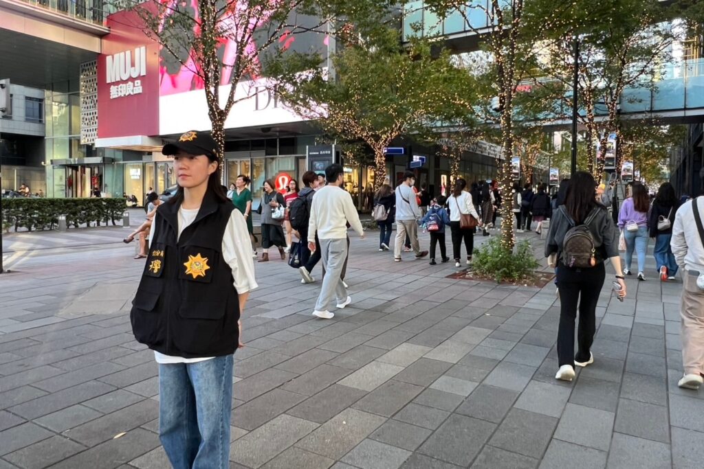 平安夜守平安信義員警維安升級加強百貨商圈 捷運站體安全巡守 53 MEITU 20251225 103505870