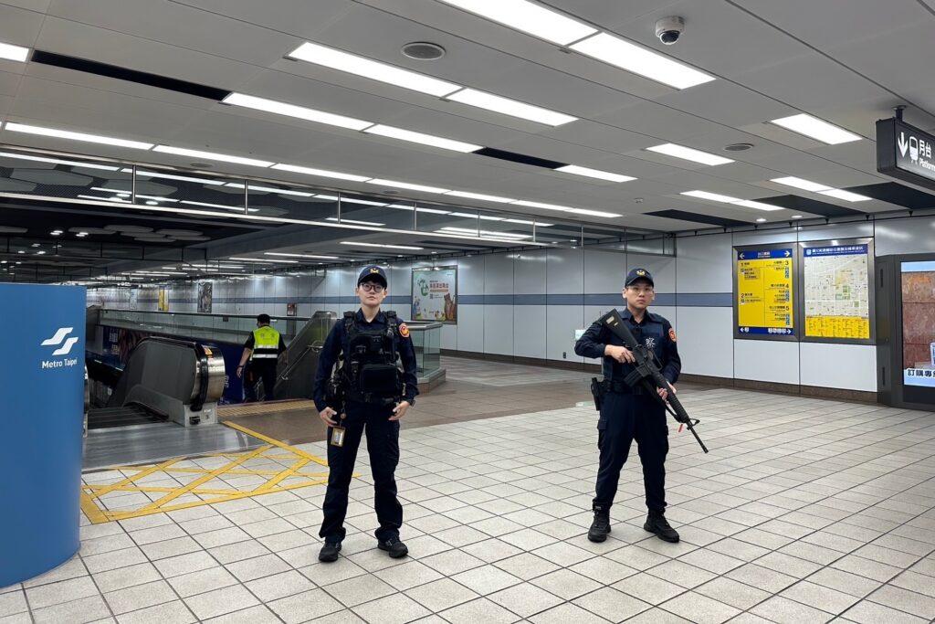平安夜守平安信義員警維安升級加強百貨商圈 捷運站體安全巡守 54 MEITU 20251225 103539389