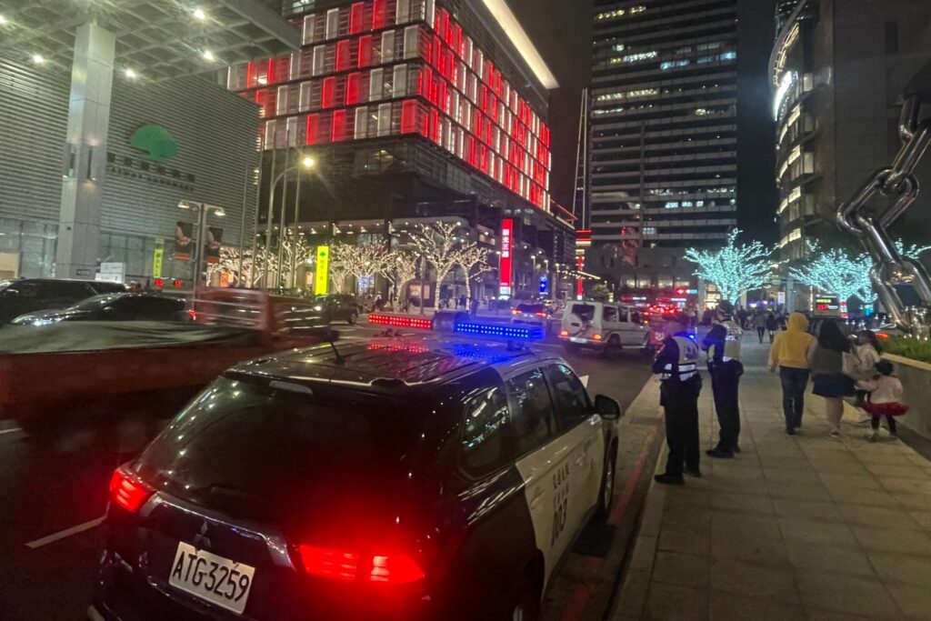 平安夜守平安信義員警維安升級加強百貨商圈 捷運站體安全巡守 55 MEITU 20251225 103605781