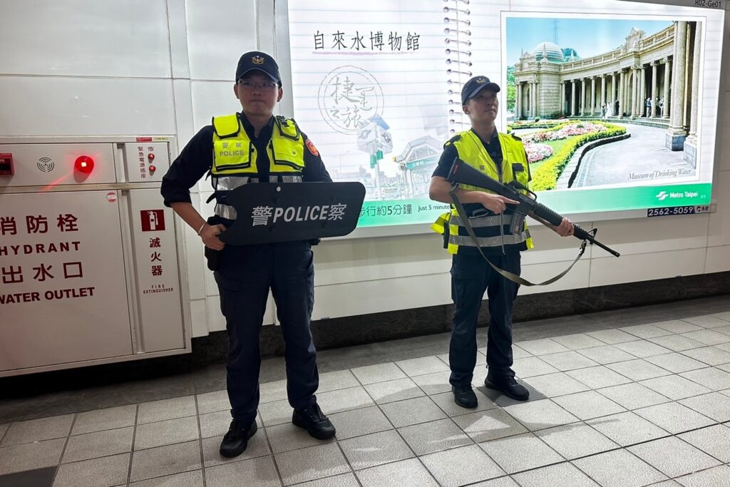平安夜守平安信義員警維安升級加強百貨商圈 捷運站體安全巡守 56 MEITU 20251225 103626757