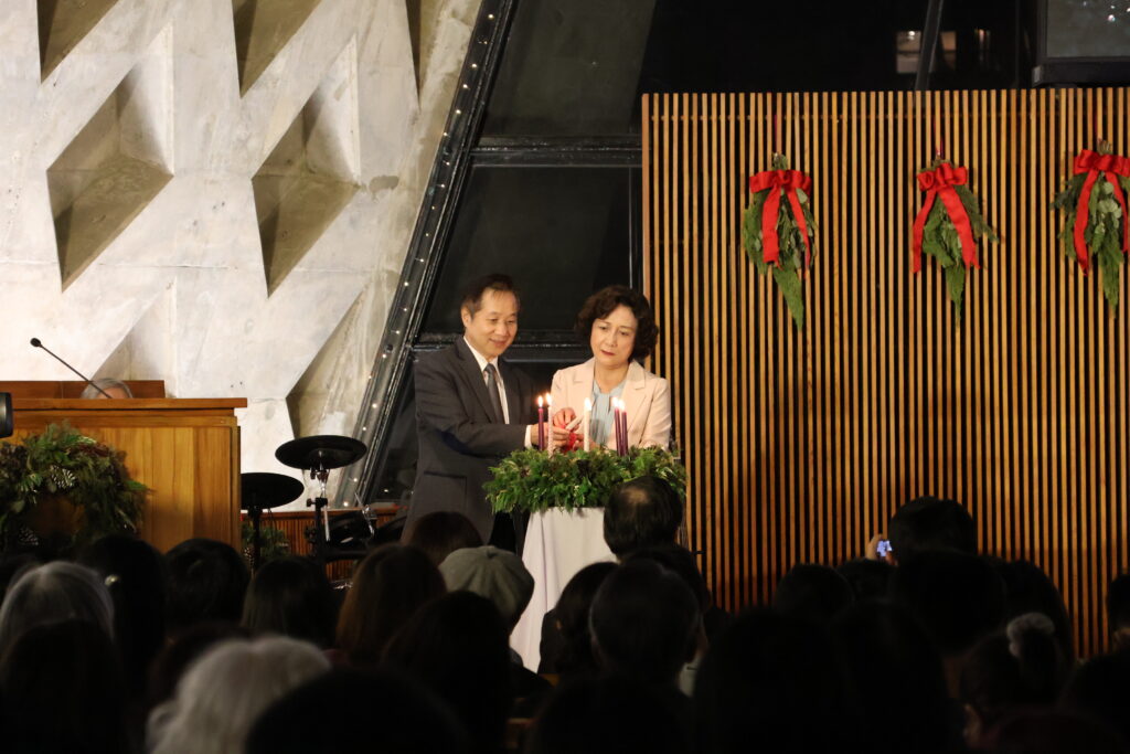 全台唯一夜光玫瑰園與9米聖誕樹 東海大學湧人人潮共度平安夜 27 S 97214469
