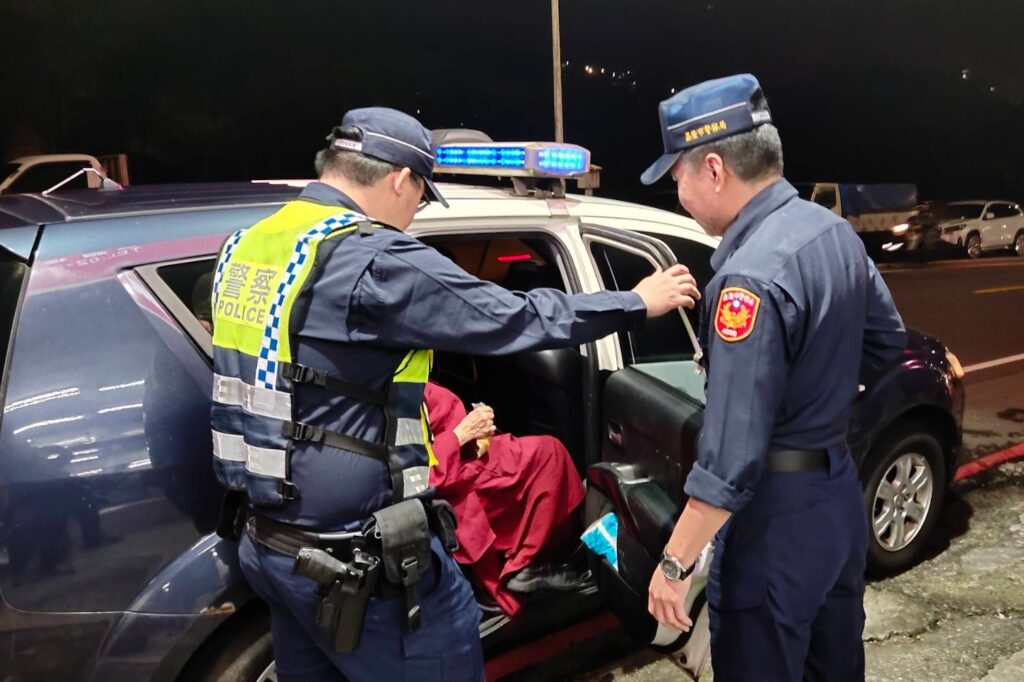 老婦外出身體不適 暖警協助平安返家 47 MEITU 20251225 134343467