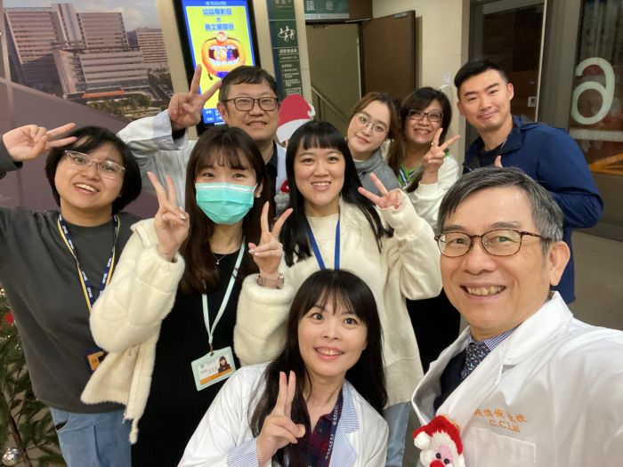 《圖說》院長賴旗俊開心與同仁自拍，現場氣氛溫馨融洽。〈土城醫院提供〉