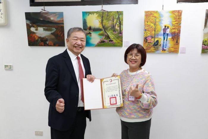 新北議員就職3週年 人瑞前輩回娘家歡聚傳承精神 26 《圖說》蔣根煌議長頒感謝狀予參展的胡淑蓉議員。〈新北市議會提供〉