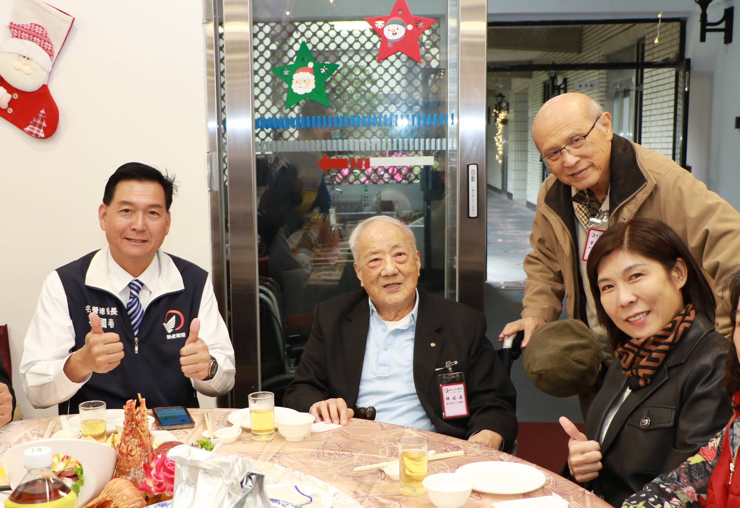新北議員就職3週年 人瑞前輩回娘家歡聚傳承精神 29 《圖說》老中青壯議員世代凝聚力量,民主精神永續傳承。〈新北市議會提供〉