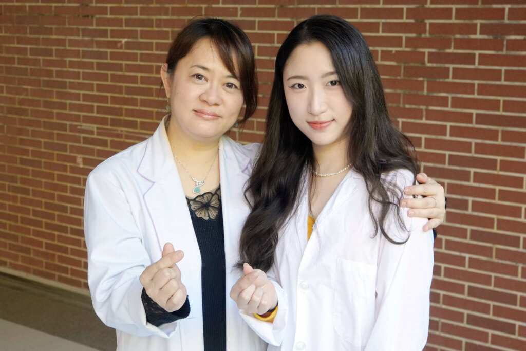 ▲大葉大學藥保系周香菱同學(右)感謝張淑微老師(左)的指導。（記者林明佑翻攝）