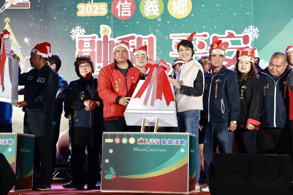 ▲27公尺聖誕樹點亮羅娜族,信義鄉原鄉聖誕夜湧人潮。