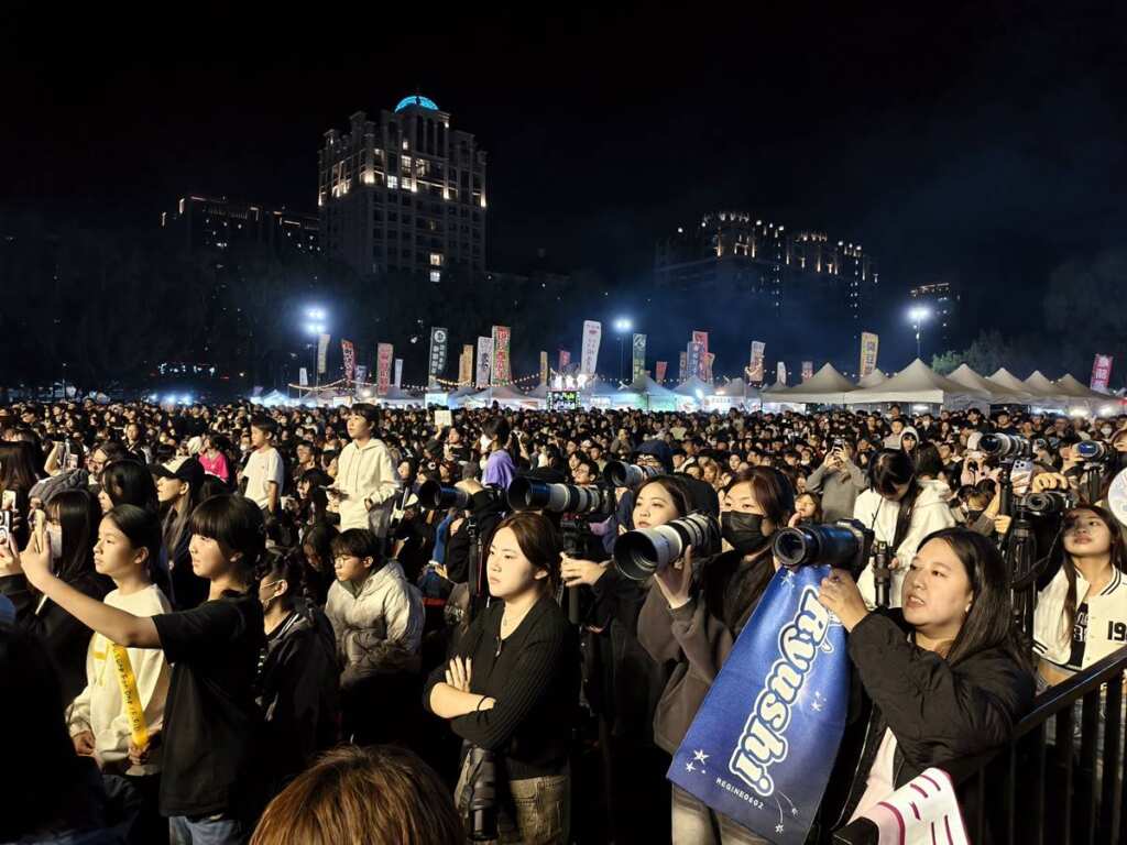 ▲舞台下歌迷朋友全神貫注欣賞演出。
