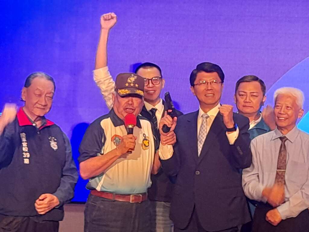 ▲國民黨副主席季麟連(左二)送吉祥物「手槍」 預祝謝龍介旗開得勝。