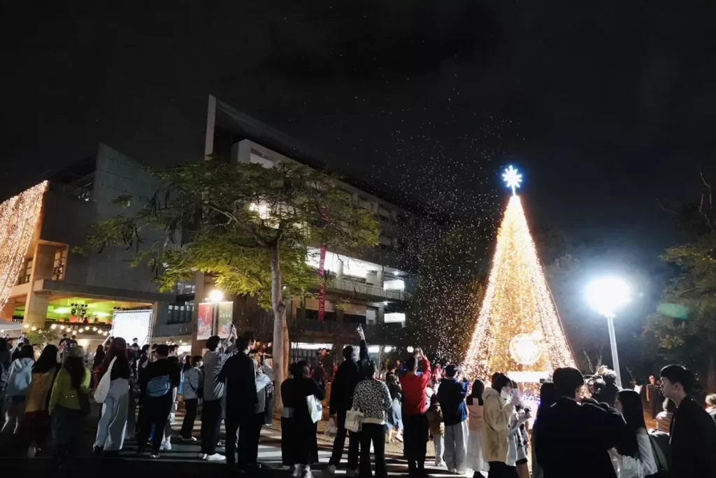 東海大學在路思義教堂舉行聖誕平安禮拜。校園同步點亮夜光玫瑰園、永續聖誕樹,形塑溫馨且極具辨識度的校園聖誕城。(圖/東海大學提供)