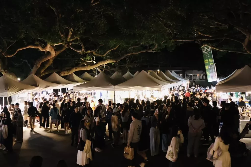 路思義教堂外牆同步展演大型光影投影、校園沿途規劃聖誕市集與文創攤位、聖誕快閃表演,吸引不少民眾駐足,宛如一場溫馨的節慶嘉年華。(圖/東海大學提供)