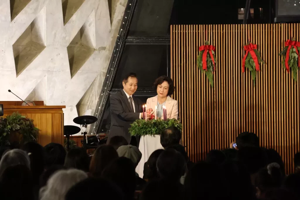 校長張國恩與夫人羅蕙蓮共同點亮第五根蠟燭,希望每一位走進東海的人,都能在耶穌基督誕生的日子裡,感受到安定與祝福,帶著平安與盼望迎向新的一年。(圖/東海大學)