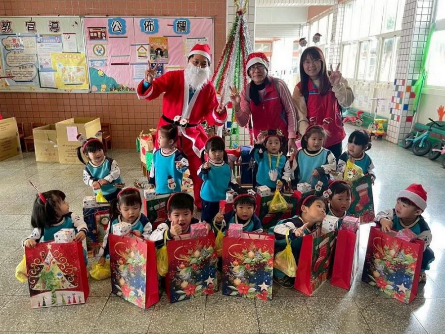 白沙鄉立幼兒園師生舉辦聖誕傳愛活動 歡笑與長輩同樂