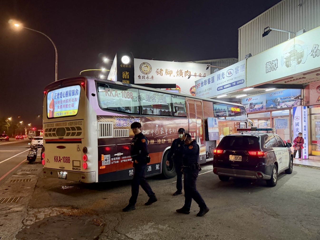 龍潭警人潮聚集處加強巡守 即時應對突發事件 S 8265870 0