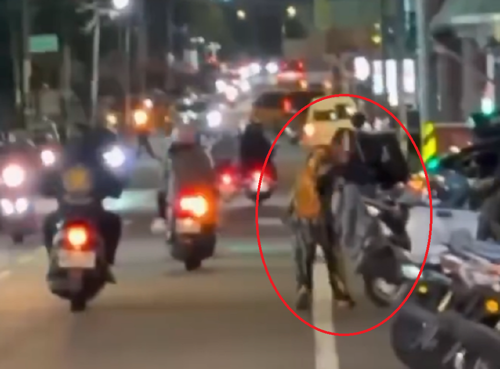 內壢醉漢喊要殺人 菜刀狂砍路邊汽機車 fs5w4fw