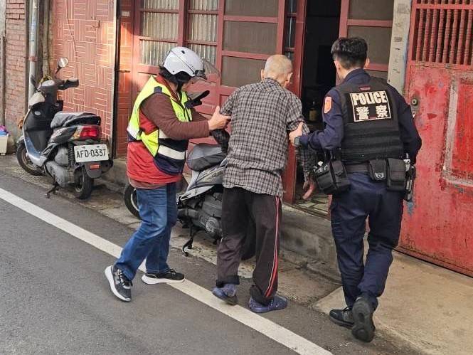 平鎮失智翁寒風中蹲坐路邊 波麗士助平安夜團圓 783111 0