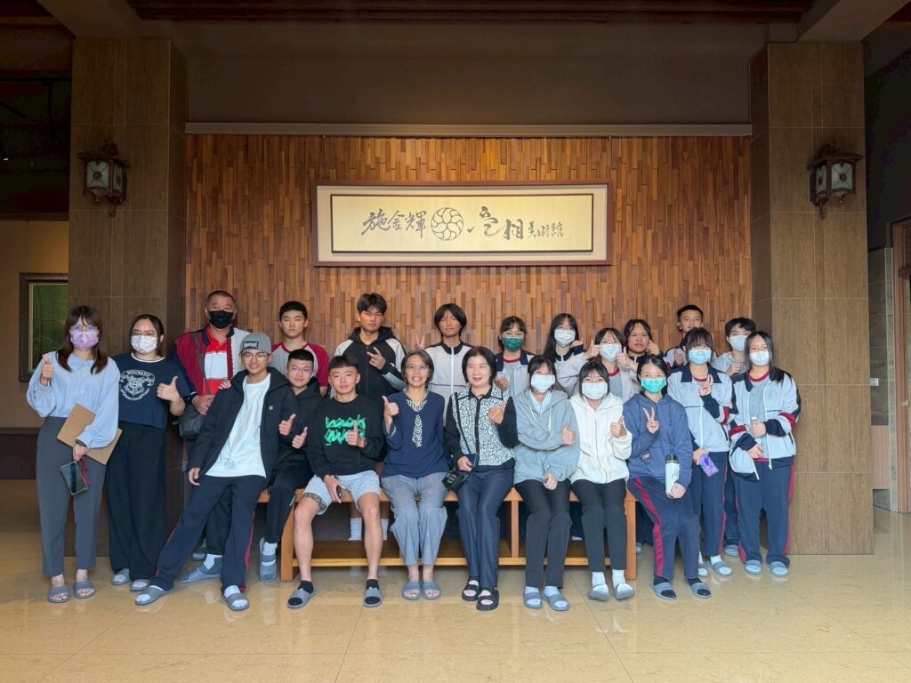 美工科師生前往空相美術館參訪與林穎英館長合影!(圖/記者蔡尚芸翻攝)