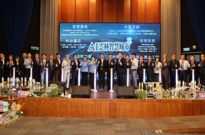 ▲雲林縣政府昨(24)日於縣府大禮堂盛大舉辦「縣長就職7週年—雲林 AI 公文 × YunlinGPT 聯合啟航記者會」,象徵雲林縣在智慧治理與行政創新領域再邁入全新里程碑。