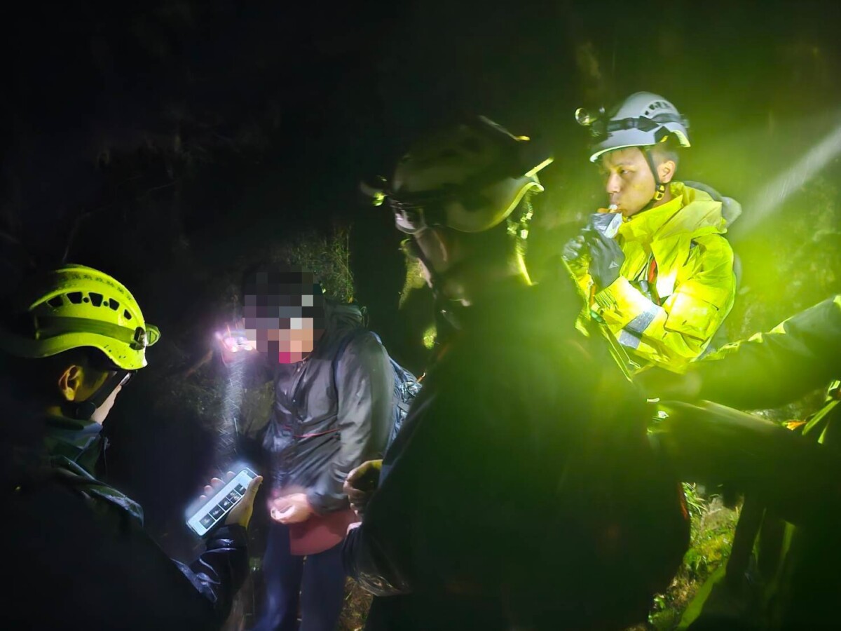 ▲三星警等救難人員冒黑上山區救援。
