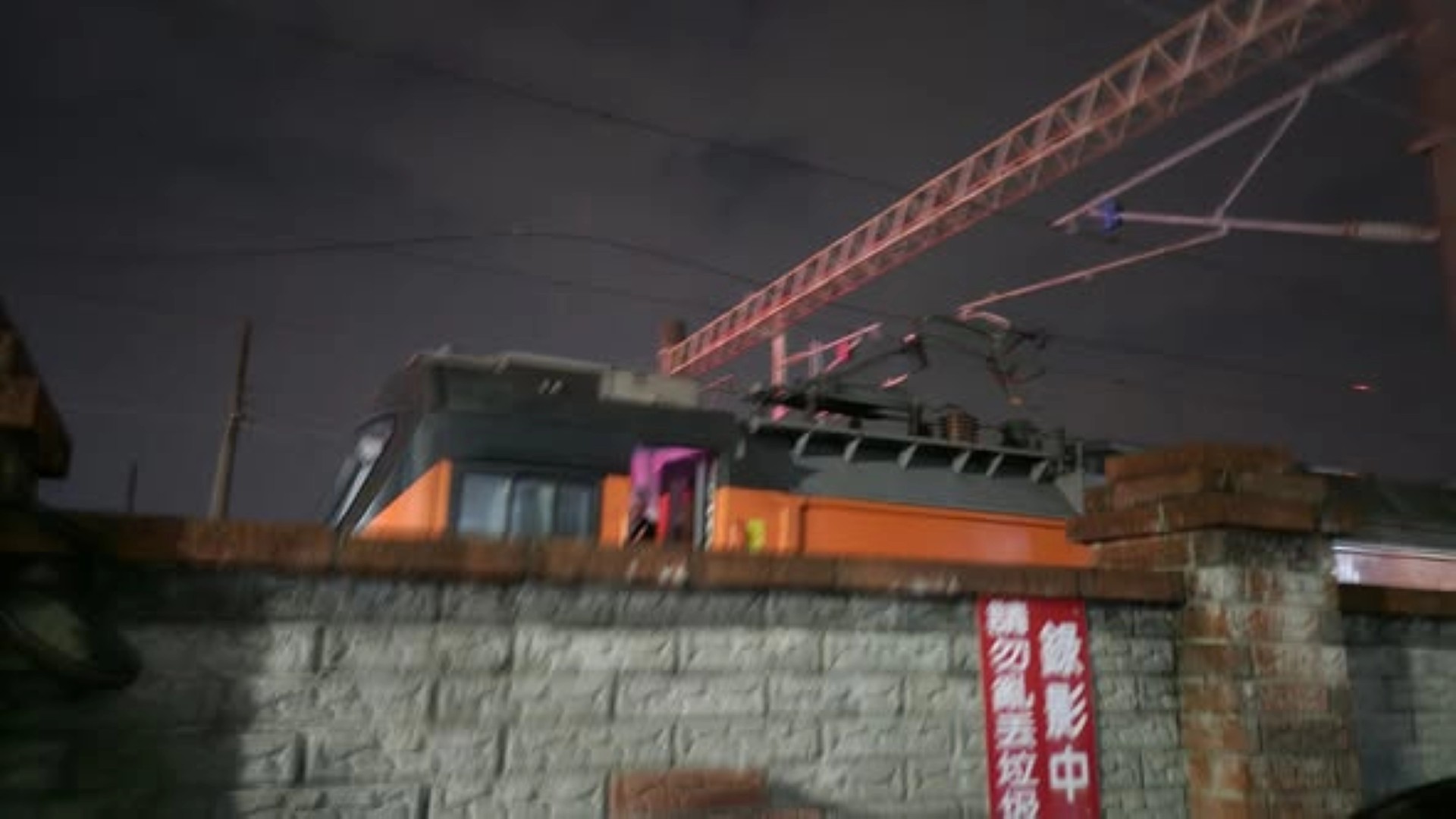 自強號彰化路段線弓扯斷　雙線中斷逾八千人受影響