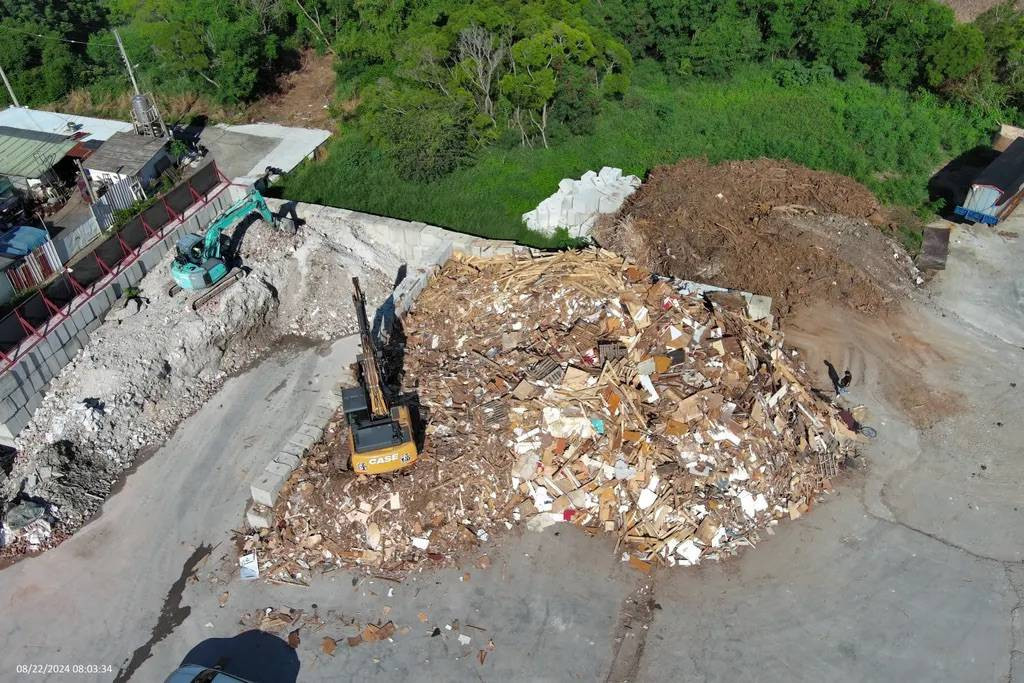 沙鹿區犁份東段廢棄物堆置場址現場空拍廢木材堆置區畫面